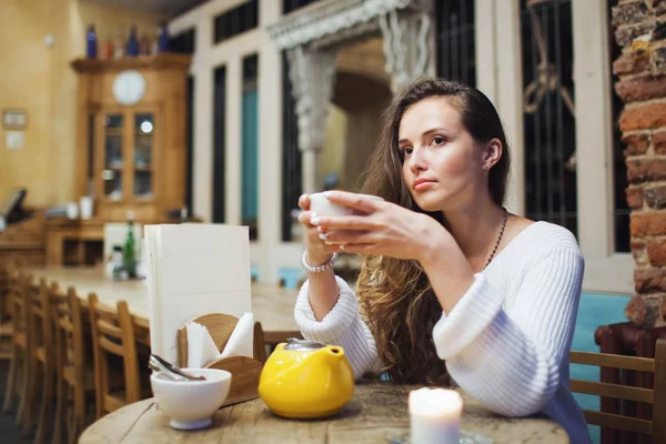 Attraktives Und Einsames Mädchen Das Einem Café Sitzt Und Tee — Stockfoto