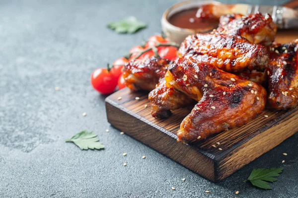 Pečená Kuřecí Křídla Barbecue Omáčce Sezamová Semínka Petrželkou Dřevěné Desce — Stock fotografie