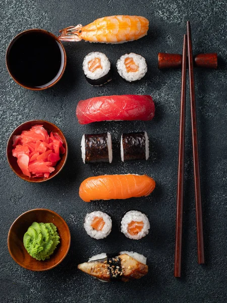 Zestaw sushi i maki na stole z kamienia. — Zdjęcie stockowe