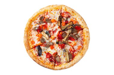 Et ve beyaz arka plan üzerinde izole sebze pizza.