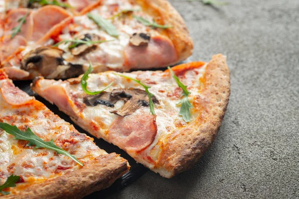 Italienisches Fast Food Leckere Heiße Pizza Mit Schinken Und Champignons — Stockfoto