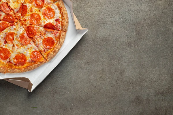Leckere Pfefferoni Pizza Einer Schachtel Auf Braunem Betongrund Blick Von — Stockfoto