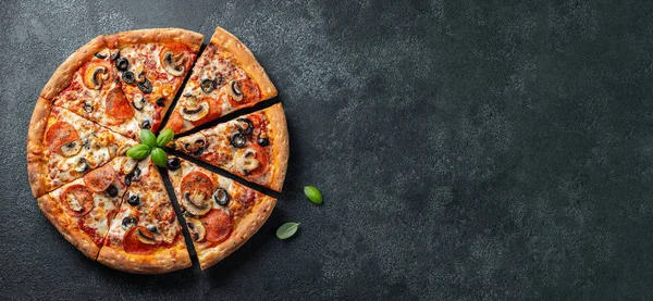 Mantar ve zeytin siyah beton zemin üzerine lezzetli biberli pizza. Üstten Görünüm sıcak biberli pizza. Metin için kopya yer ile. Düz yatıyordu. Afiş.