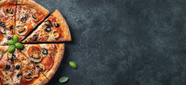 Mantar ve zeytin siyah beton zemin üzerine lezzetli biberli pizza. Üstten Görünüm sıcak biberli pizza. Metin için kopya yer ile. Düz yatıyordu. Afiş.