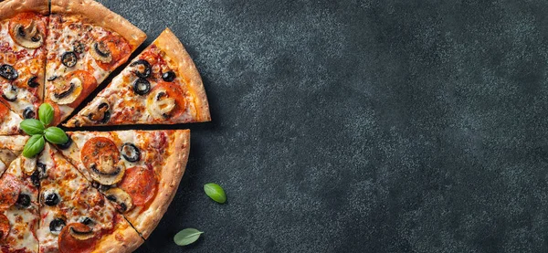 Leckere Pfefferoni Pizza Mit Pilzen Und Oliven Auf Schwarzem Betongrund — Stockfoto