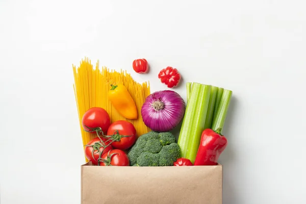 La bolsa de papel de la comida diferente sana sobre la mesa . — Foto de Stock