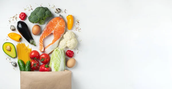 Supermercado. Bolsa de papel llena de comida saludable . — Foto de Stock