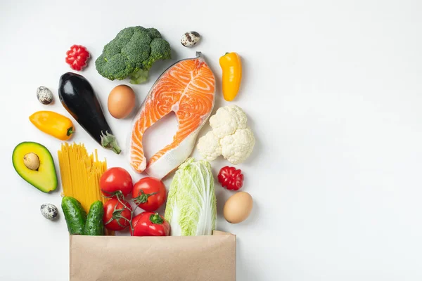 Supermarkt. Papiertüte voller gesunder Lebensmittel. — Stockfoto