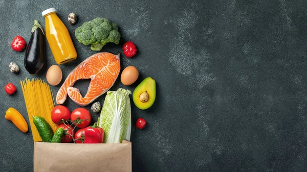 Supermercado. Bolsa de papel llena de comida saludable . — Foto de Stock