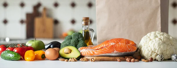 Frisches Gemüse, Obst, Nüsse und Lachssteak. — Stockfoto