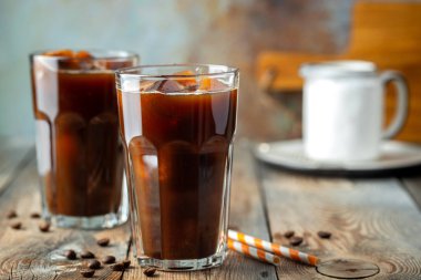 Krema ile uzun bir bardak buzlu kahve.