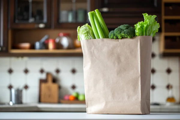 Verdure e frutta verdi fresche in un sacchetto di carta . — Foto Stock