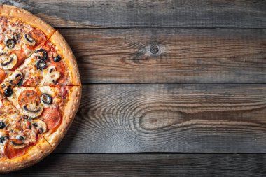 Lezzetli biberli pizza mantar ve zeytin.