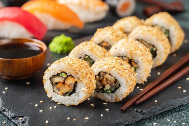 Suşi roll füme yılan balığı, salatalık, avokado.
