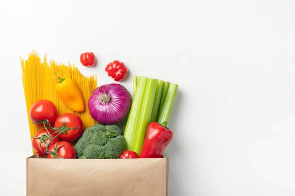 La bolsa de papel de la comida diferente sana sobre la mesa . — Foto de Stock