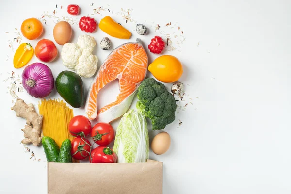 Supermarkt. Papiertüte voller gesunder Lebensmittel. — Stockfoto