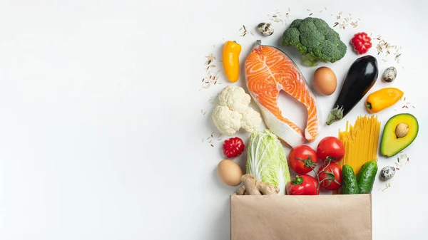 Supermercado. Bolsa de papel llena de comida saludable . — Foto de Stock