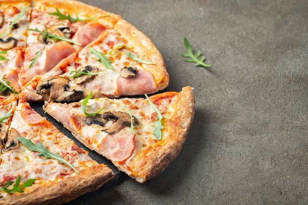 Leckere heiße Pizza mit Schinken und Champignons. — Stockfoto