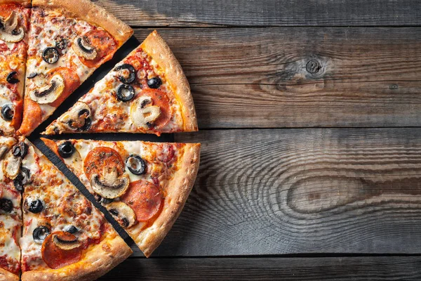 Sabrosa pizza de pepperoni con champiñones y aceitunas . — Foto de Stock