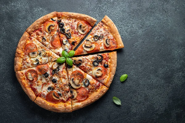 Leckere Pfefferoni-Pizza mit Pilzen und Oliven. — Stockfoto