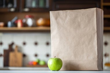 Mutfak masasının üzerinde bir boş kağıt torba.