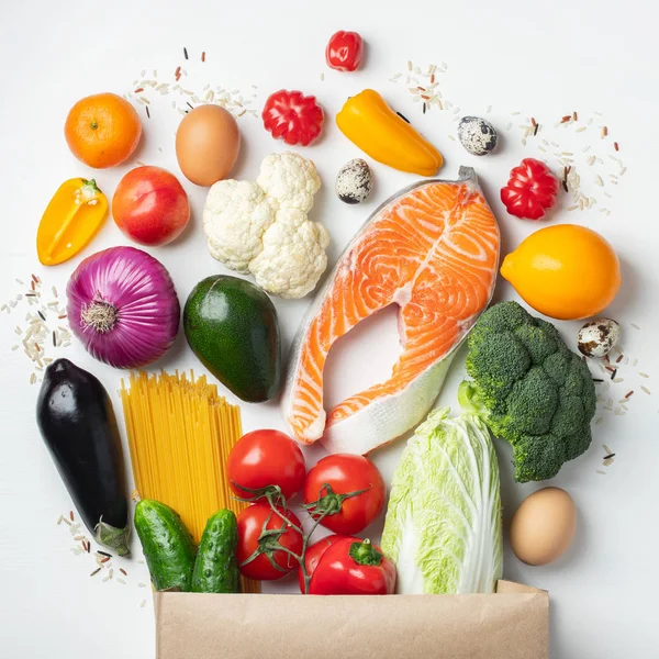 Supermarkt. Papiertüte voller gesunder Lebensmittel. — Stockfoto