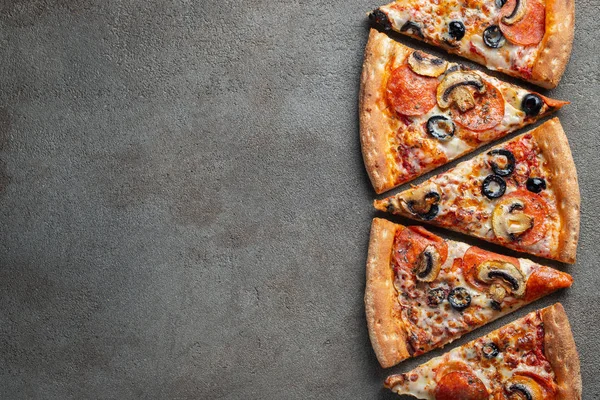 Pizza mit Champignons und Oliven. — Stockfoto