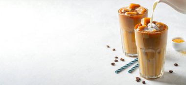 Beyaz arka plan üzerinde soğuk kahve iki bardak.