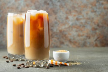 Krema ile uzun bir bardak buzlu kahve.