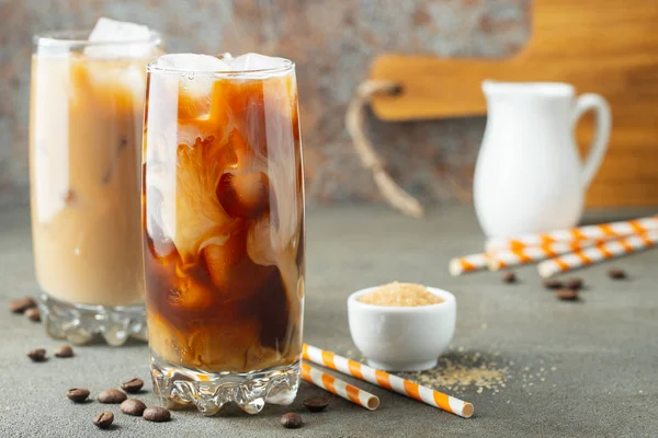 Es kopi dalam gelas tinggi dengan krim . — Stok Foto
