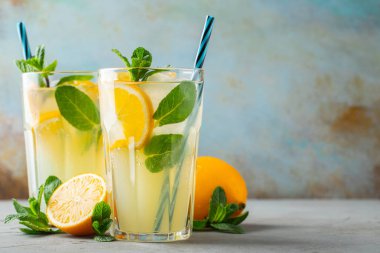 Limonata veya Mojito kokteyli ile iki cam.