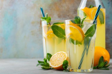 Limonata veya Mojito kokteyli ile iki cam.