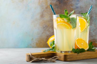 Limonata veya Mojito kokteyli ile iki cam.