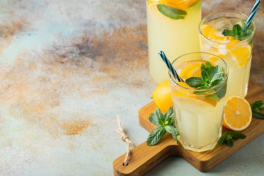 Limonata veya Mojito kokteyli ile iki cam.