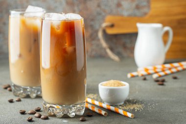 Krema ile uzun bir bardak buzlu kahve.