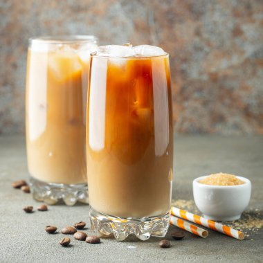 Krema ile uzun bir bardak buzlu kahve.