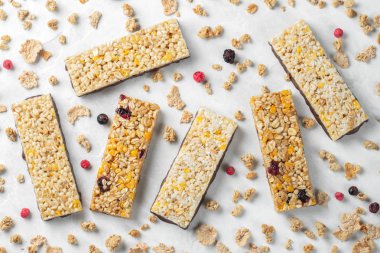 Sağlıklı tatlı tatlı snack. Mısır gevreği granola bar.