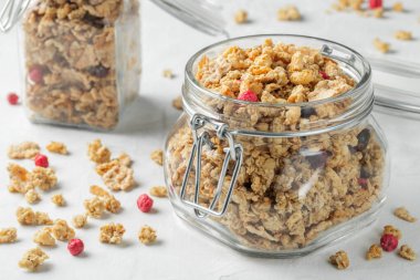 Bir mason kavanoza çilek ile ev yapımı granola.