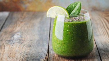 Meyve ve sebzeler ile Yeşil taze sağlıklı Smoothie. Kopya alanı ile