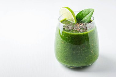 Meyve ve sebzeler ile Yeşil taze sağlıklı Smoothie. Kopya alanı ile
