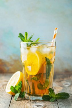 Ahşap rustik bir masada uzun bardak limon ve buz ile geleneksel buzlu çay