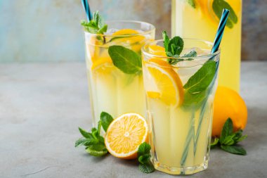 İki bardak limonata ya da naneli mojito kokteyli soğuk, ferahlatıcı içecek ya da buzlu, mavi arka planda buzlu içecek. Boşluğu kopyala