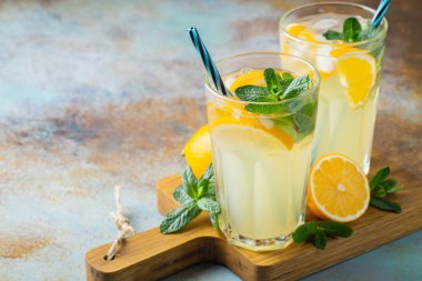 İki bardak limonata ya da naneli mojito kokteyli soğuk, ferahlatıcı içecek ya da buzlu, mavi arka planda buzlu içecek. Boşluğu kopyala