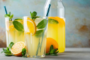İki bardak limonata ya da naneli mojito kokteyli soğuk, ferahlatıcı içecek ya da buzlu, mavi arka planda buzlu içecek. Boşluğu kopyala