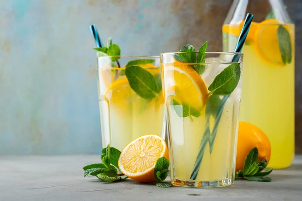 İki bardak limonata ya da naneli mojito kokteyli soğuk, ferahlatıcı içecek ya da buzlu, mavi arka planda buzlu içecek. Boşluğu kopyala
