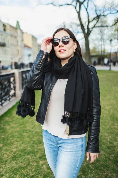 Beautiful young girl posing in the background of the old town — Stock Photo, Image