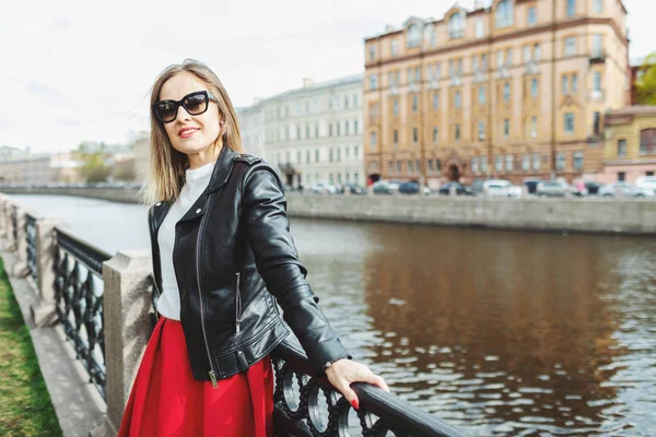 Beautiful young girl posing in the background of the old town — Stock Photo, Image