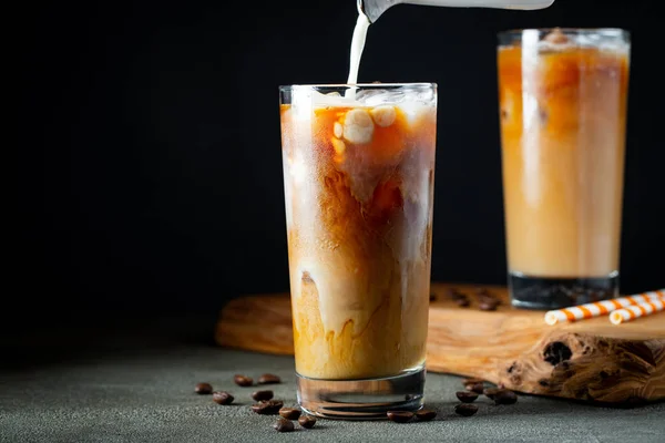 Кофе со льдом в высоком стакане со сливками, кубиками льда и — стоковое фото