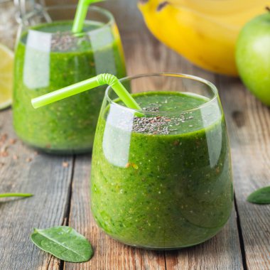 Yeşil taze sağlıklı güler yüzlü. diyet Detoks kavramı.