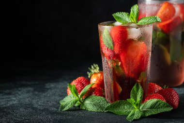 Siyah Masa arka planda cam üstünde buz, nane ve çilek ile taze limonata, kopya alanı. Soğuk yaz içeceği. Berry kokteyl ile köpüklü gözlük